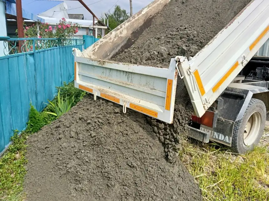 Прикубанский песок выгружен во дворе